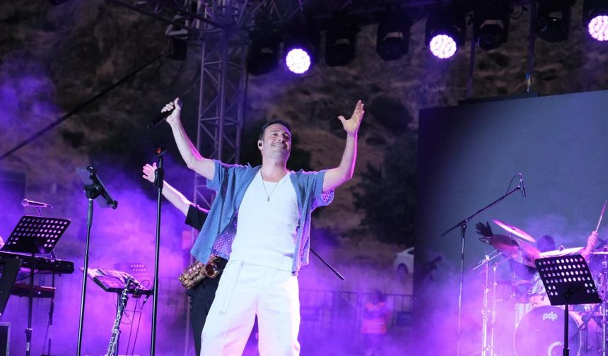 Oğuzhan Koç, Sivrihisar'da unutulmaz bir konser verdi