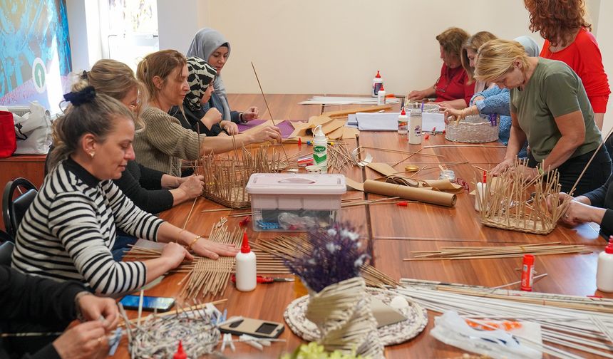 Eskişehir'de atık kağıtları sanata dönüştürüyorlar