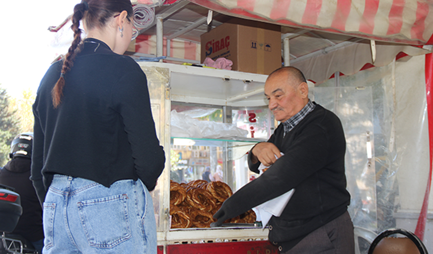 Tek koluna rağmen hayata dört elle sarılan simitçinin azmi takdir topluyor