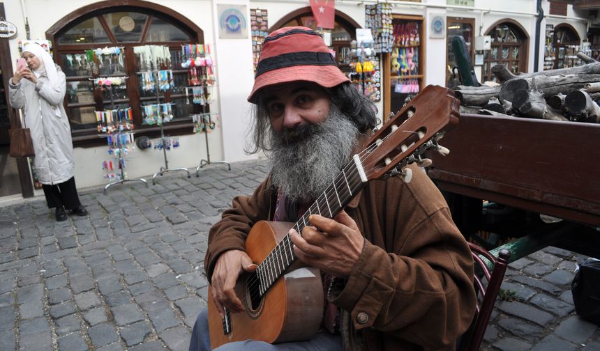 Trafik kazasıyla hayatı değişti, gitarıyla hayata yeniden tutundu