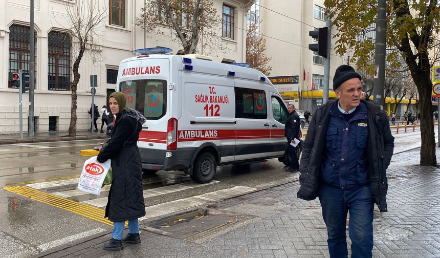 Eskişehir'de cipin aynası çarpınca yere düşen adam yaralandı