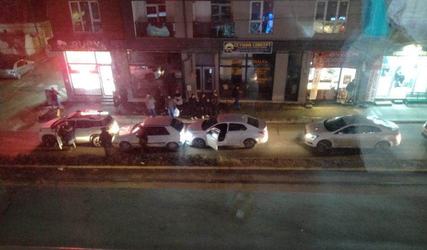 Tek şeritli yolda zincirleme kaza trafiği kilitledi