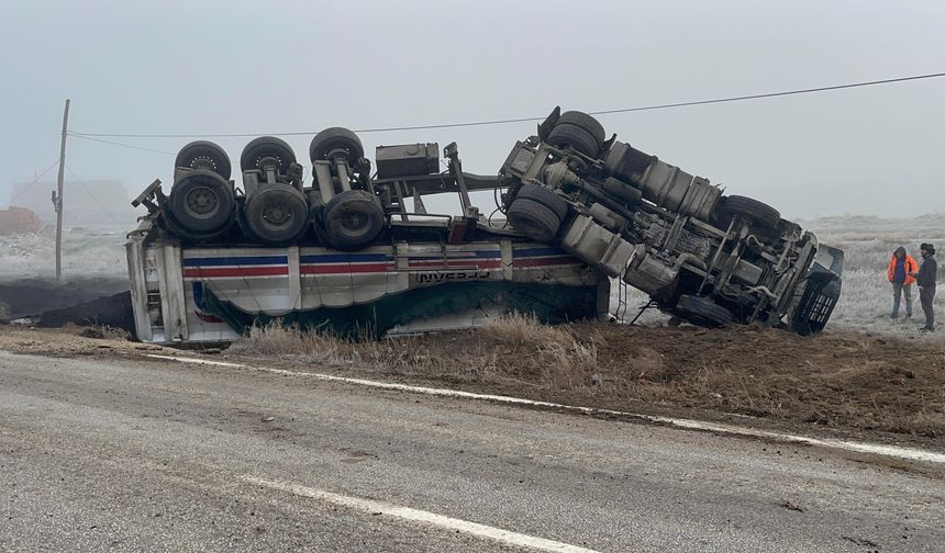 Eskişehir-Alpu yolunda iki araç şarampole devrildi