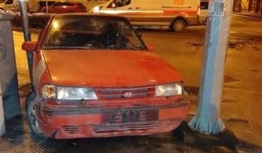 Kavşakta otomobiller çarpıştı: 2 yaralı