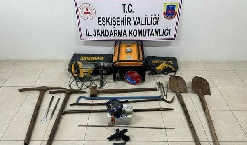 Eskişehir Çifteler'de arkeolojik alanda kaçak kazı operasyonu: 12 kişi gözaltında