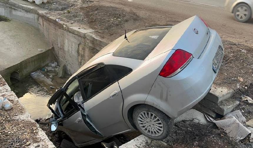 Eskişehir Odunpazarı’nda kayganlaşan yol sebebiyle araç kanala uçtu