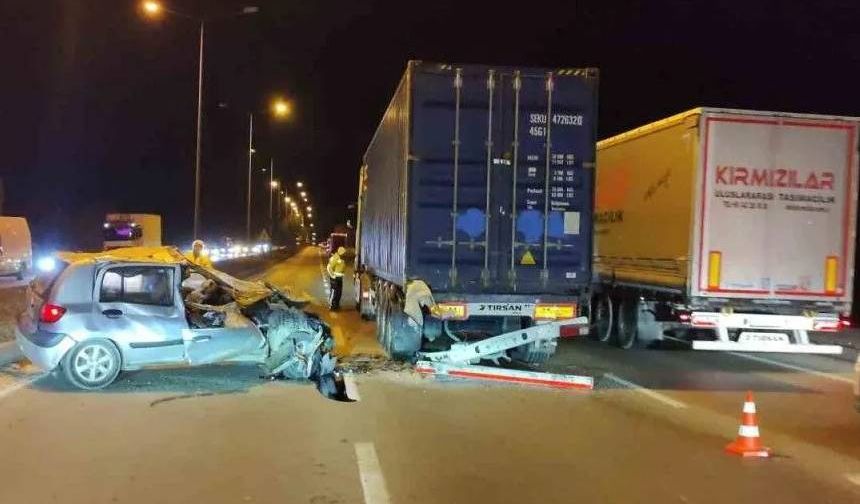 Eskişehir’de yol ortasında arızalanan tıra araba çarptı: 1 yaralı