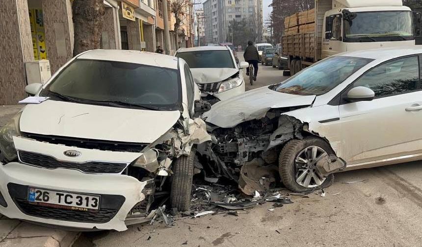 Eskişehir’de trafik kazası: Kontrolünü kaybetti park halindeki araca çarptı