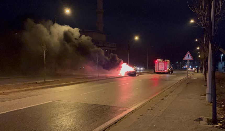 Eskişehir'de yakıt aldıktan sonra alev alan aracından atlayarak kurtuldu