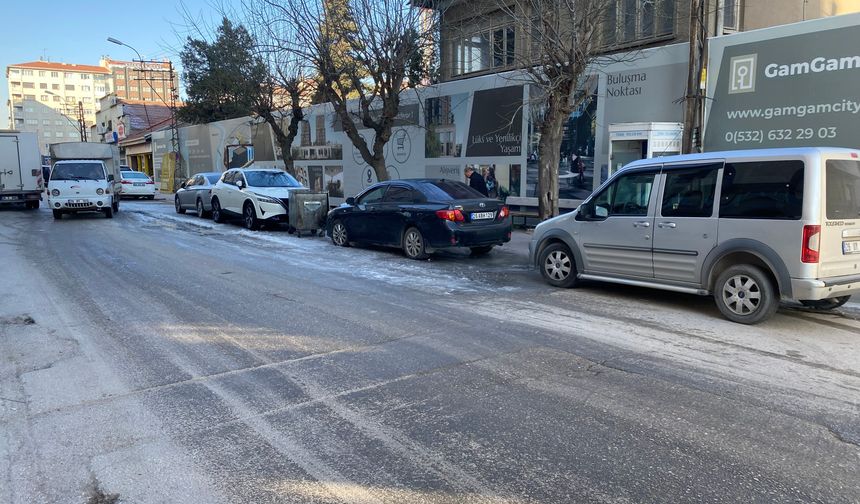 Eskişehir’de buzlanma nedeniyle mahsur kalan araca vatandaş yardımı