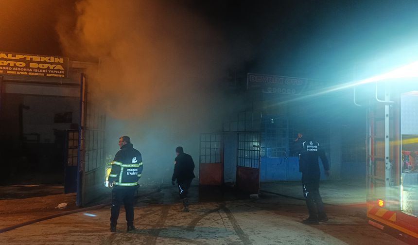 Eskişehir’de araç yedek parçası işletmesinde yangın söndürüldü