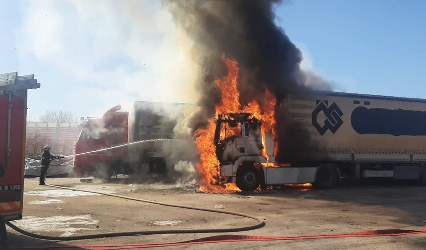 Eskişehir’de tır yangını: Yangın 2 tıra daha sıçradı