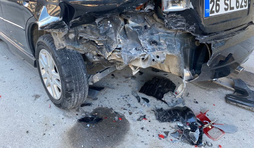 Eskişehir’de park halindeki araca çarpan otomobil hasara yol açtı