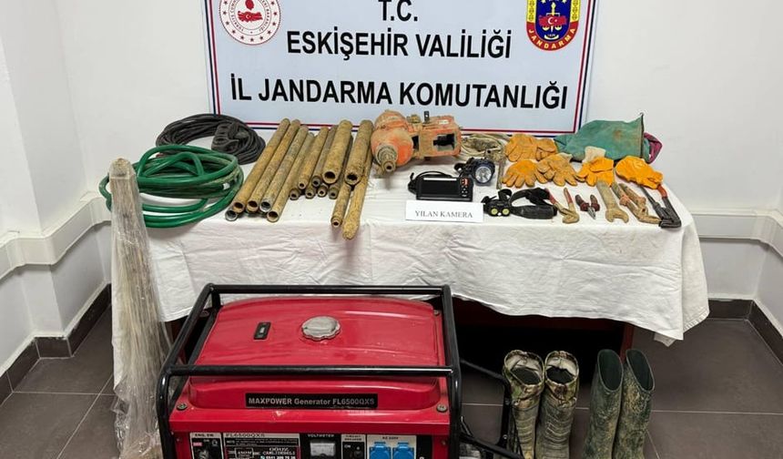 Eskişehir’de kaçak kazı yapan 3 kişi jandarma tarafından yakalandı