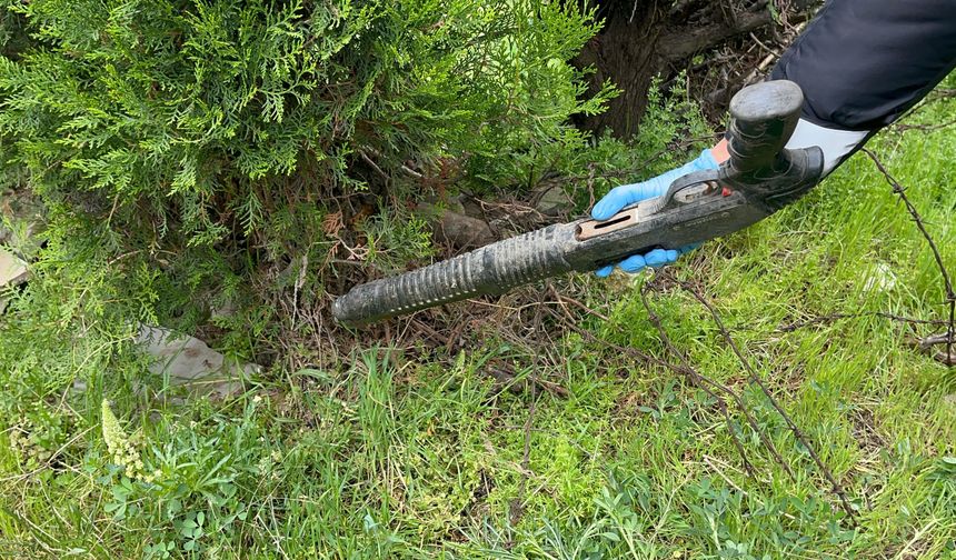Budanan çalıların arasından pompalı tüfek çıktı