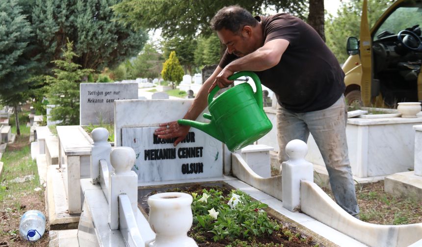Eskişehir’de 300 mezarı özenle koruyor, Avrupa’dan müşterileri var