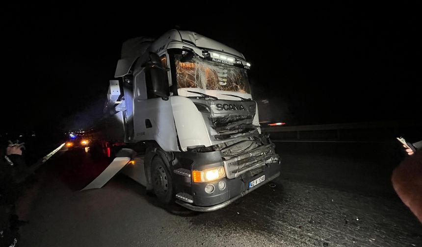 Eskişehir’de Tır, önündeki araca çarptı: sürücü kabinde sıkıştı