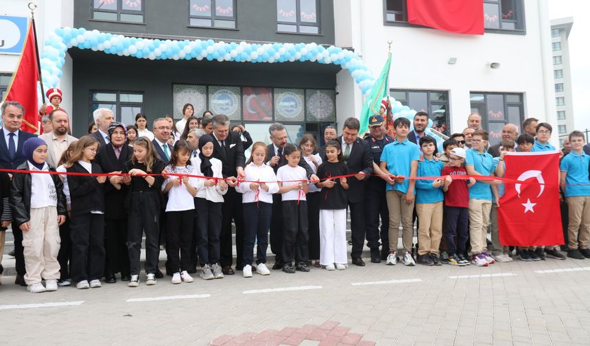 Eskişehir’de yeni okul açılışında eğitime yapılan yatırımlar paylaşıldı