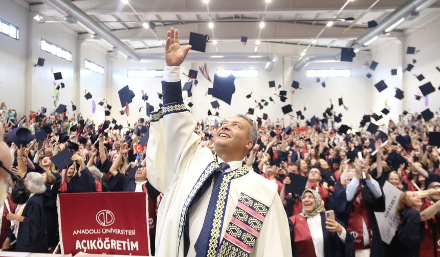 Anadolu Üniversitesi’nde mezuniyet coşkusu: 63 yaşında üniversite mezunu oldu