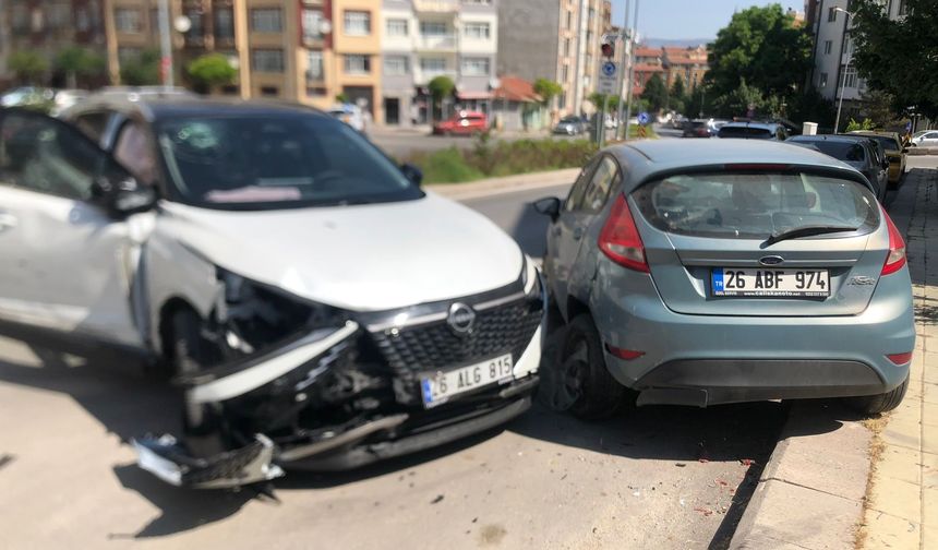 Eskişehir'de kontrolden çıkan cip 3 araca çarptı: 1 yaralı