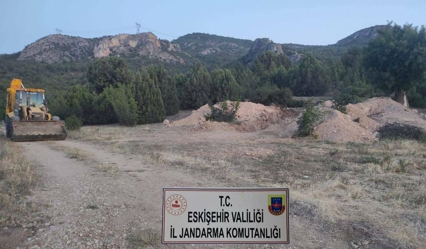Eskişehir’de kepçeyle kaçak kazı yapan 5 kişi suçüstü yakalandı