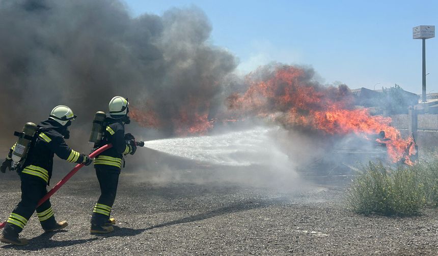 Eskişehir’de yeni itfaiyecilerin gerçeği aratmayan eğitim tatbikatı
