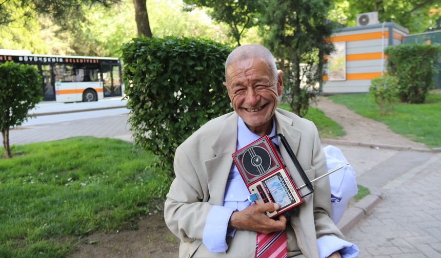 Elinde teyp sokak sokak geziyor