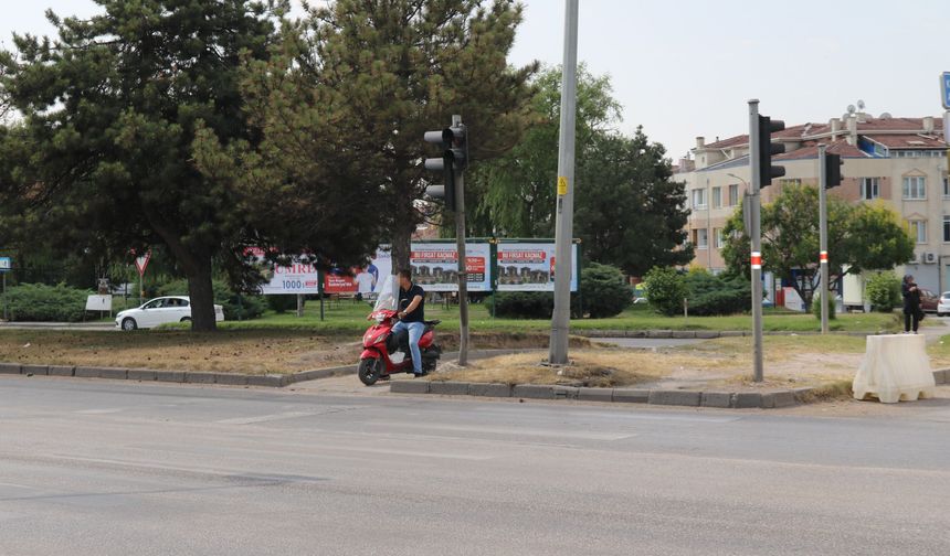Hem kask takmadı hem de motosikletiyle yaya geçidinden geçti