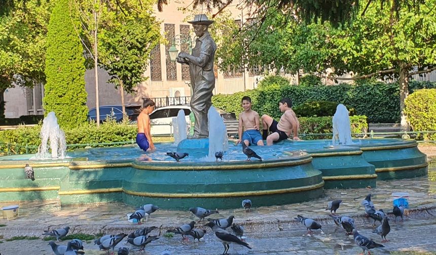Canlarını hiçe sayarak suya girdiler