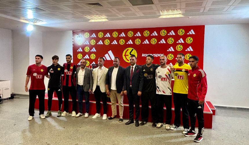 Eskişehirspor'un yeni sezon formaları tanıtıldı