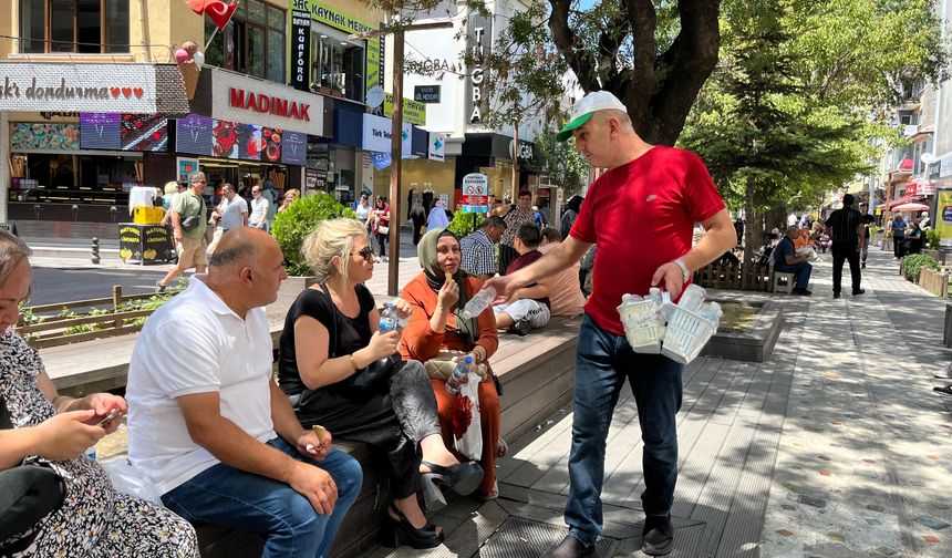 "Sadaka niyetine su dağıtıyoruz, herkesin bir duası var"