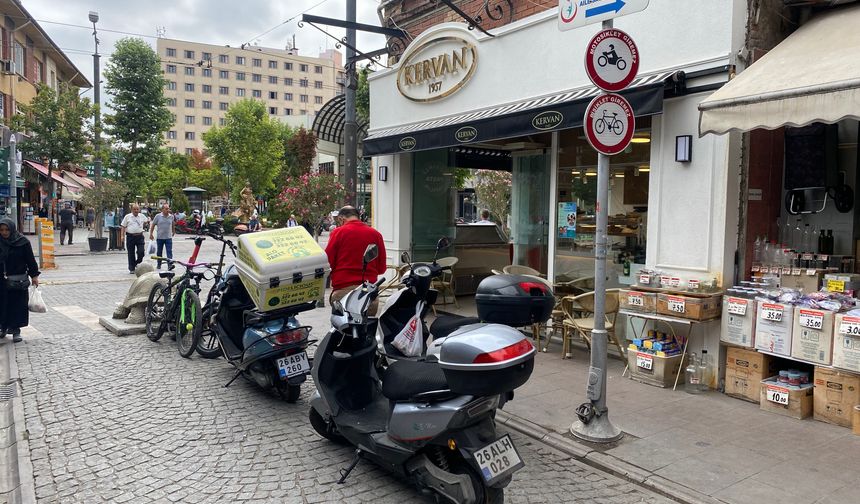 Bu sokakta trafik levhalarının hiçbir önemi yok