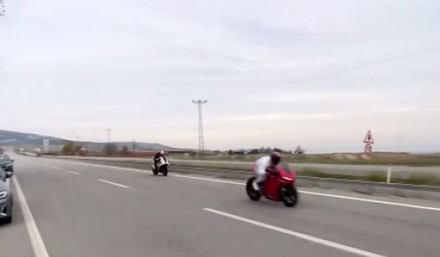 Eskişehir’de Trafiğe Açık Caddede Tehlikeli Motosiklet Yarışı