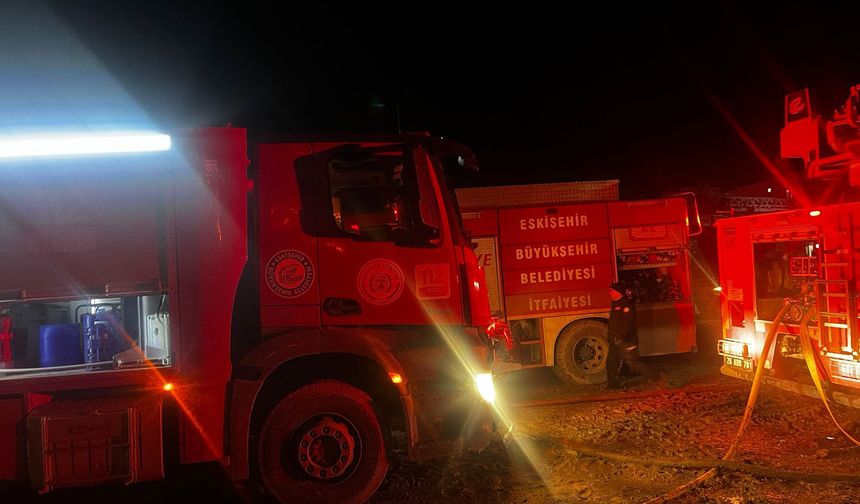 Alpu’da Çiftlik Yangını: Binlerce Saman Balyası Kül Oldu