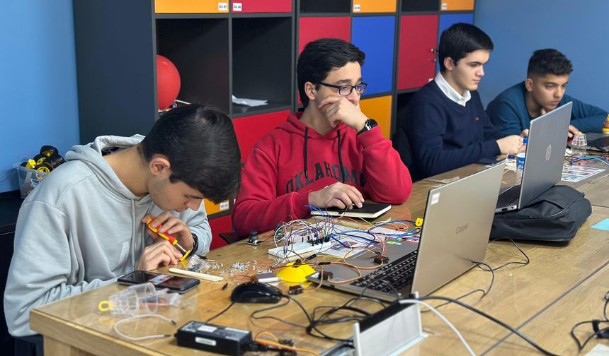 Teknoloji Atölyesi’nde Hayallerini Gerçeğe Dönüştürüyor