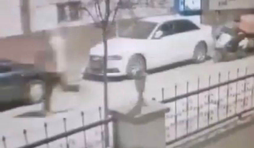 Eskişehir’de Kurye Motosikletinden Dürüm Çalan Hırsız Kamerada
