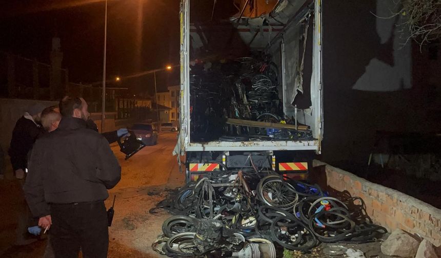 Bisiklet Yüklü Kamyon Yandı