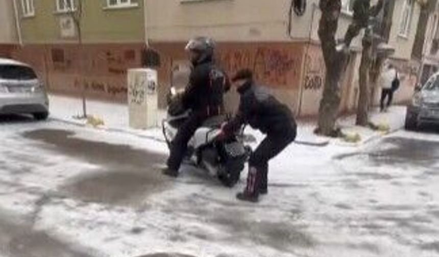 Eskişehir’de Buzlu Yolda Kuryelerin Tehlikeli Eğlencesi Sosyal Medyada Gündem Oldu