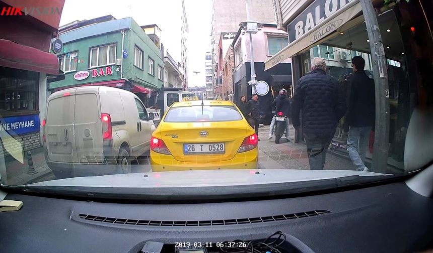 Kırmızı Işıkta Beklememek İçin Kaldırıma Çıktı: Yayaları Tehlikeye Attı