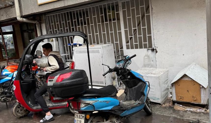 Eskişehir’de Binadan Düşen Taşlar Motosikletlere Zarar Verdi