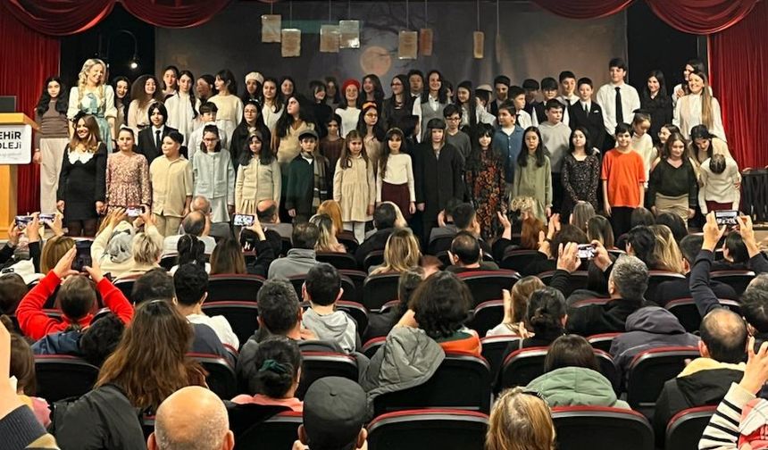 Şehir Koleji’nde Öğrenciler Şiir Gecesi Düzenledi