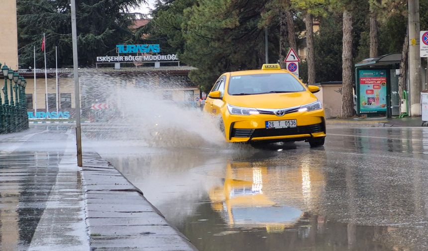 Eskişehir’de Sağanak Yağısı Trafiği Olumsuz Etkiledi