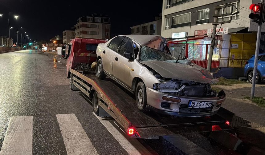Eskişehir’de Kırmızı Işık Kazası: Tıra Çarpan Sürücü Araçta Sıkıştı
