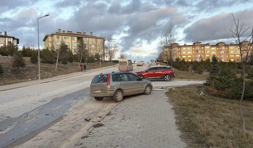 Belediye Otobüsü Zincirleme Kazaya Neden Oldu: 6 Yaralı
