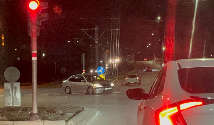 Otomobil Tramvay Raylarına Girdi: Trafik Tehlikeye Düştü