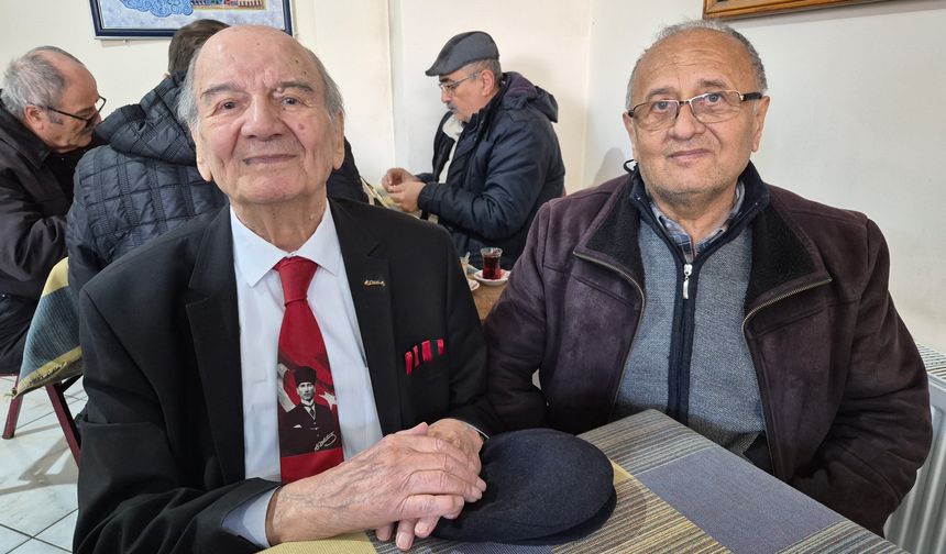 91 Yaşındaki Haşmet amca yıllardır takım elbiseyle dolaşıyor