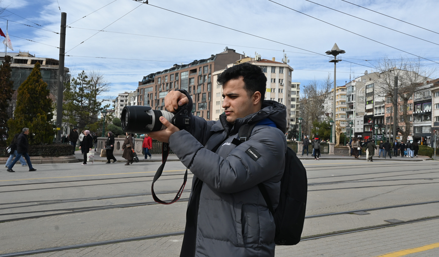 Sokak fotoğrafçısına silah çekti