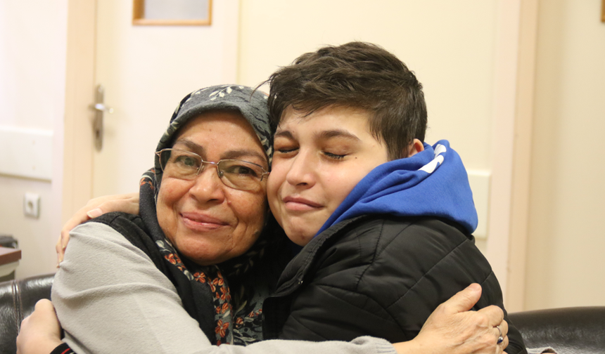 2 yıllık lösemi tedavisinde torununun yanından ayrılmadı