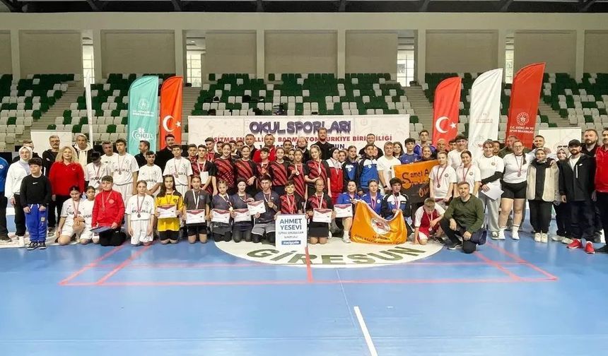 İşitme Engelliler Badminton Türkiye Şampiyonası'nda Eskişehir'den büyük başarı