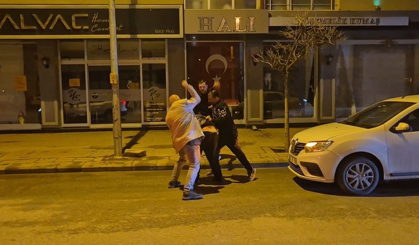 Eskişehir’de alkollü arkadaşların kavgası kameralara yansıdı